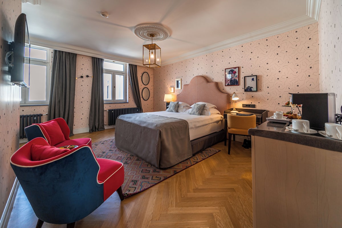 Een minibar, een kluis op de kamer, een bureau, een laptopwerkplek