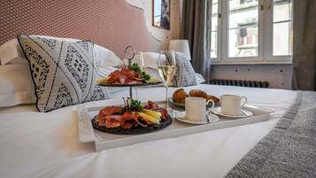 Minibar, Zimmersafe, Schreibtisch, laptopgeeigneter Arbeitsplatz