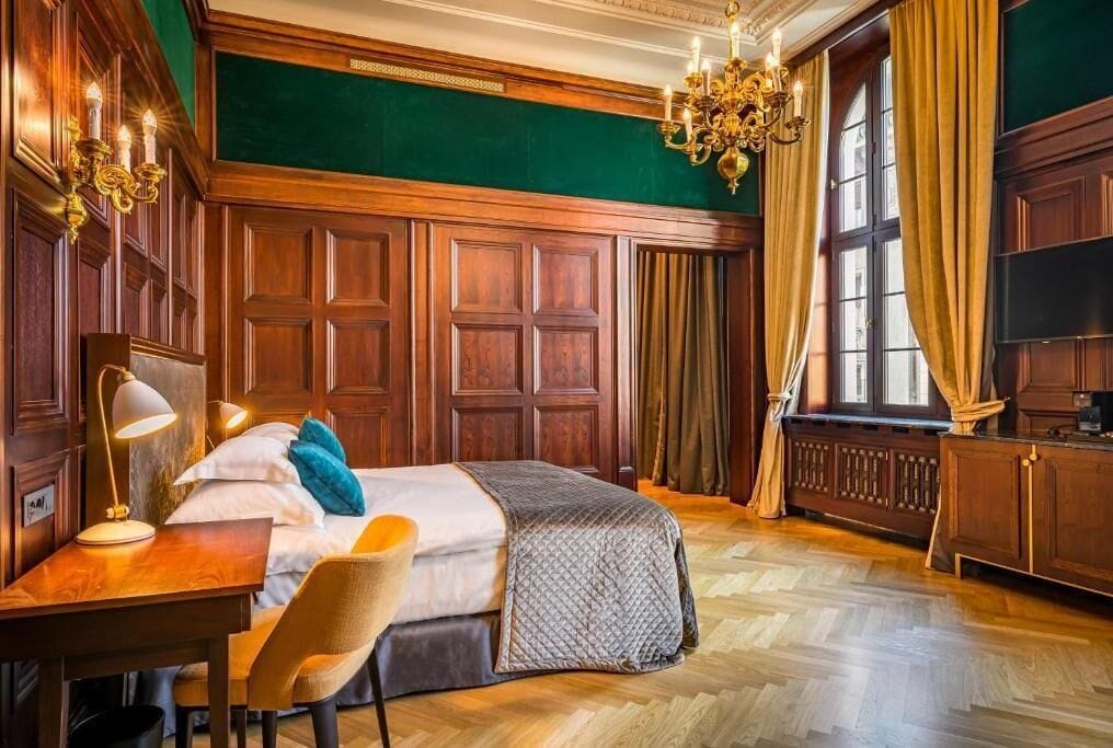 迷你吧、房內夾萬、書桌、手提電腦工作空  間