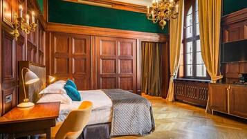 Minibar, Zimmersafe, Schreibtisch, laptopgeeigneter Arbeitsplatz