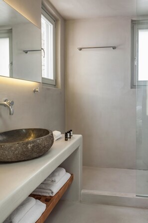 Villa, meerdere slaapkamers, uitzicht op zee | Badkamer met wastafel
