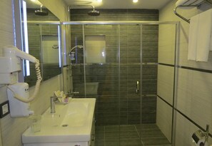 Een douche, een haardroger, pantoffels, handdoeken