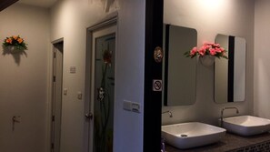 Zuhanyzó, ingyenes piperecikkek és törölközők