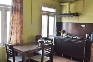 Petit déjeuner et déjeuner servis sur place, spécialités Cuisine locale