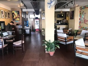 Petit déjeuner et déjeuner servis sur place, spécialités Cuisine locale