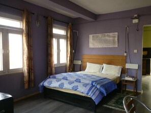 Escritorio, cortinas blackout y tabla de planchar con plancha 