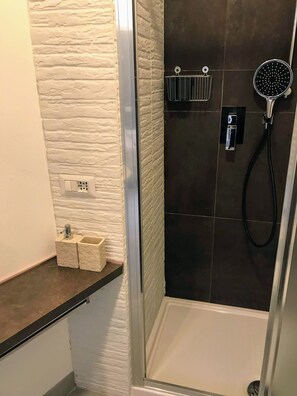 Basic Double Room | Bathroom