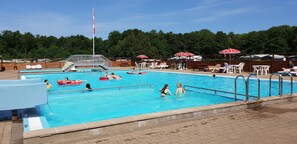 2 つの屋外プール