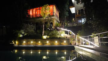 Fachada de la propiedad por la tarde o noche