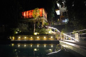 Fassade der Unterkunft – Abend/Nacht