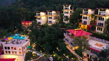 Fachada de la propiedad por la tarde o noche