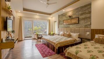 Superior Room | Bathroom | Shower, free toiletries, bathrobes, towels
