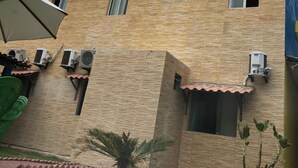 A multi-story building with a sign that reads "Hotel". - Pousada Mar do Sonho (Ipojuca)