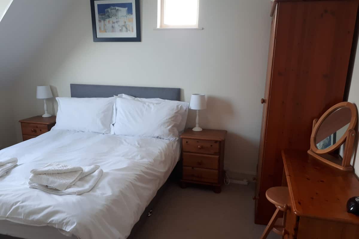 Seal Cottage | Iron/ironing board, bed sheets