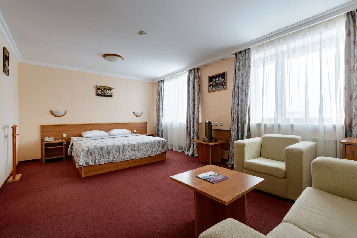 Junior Suite | In-room safe, desk, iron/ironing board, free WiFi