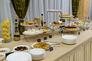 Daily buffet breakfast (RUB 900 per person)