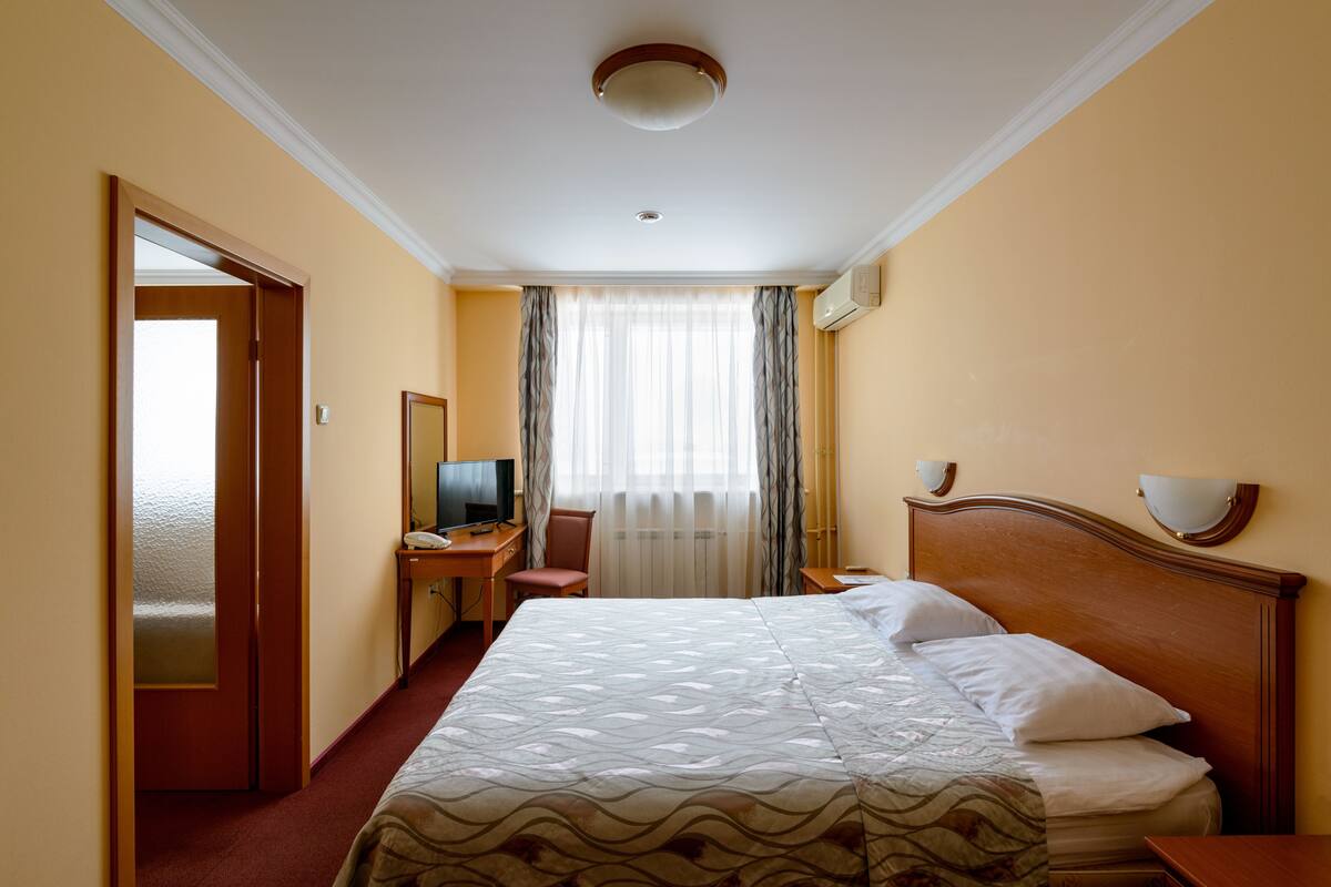 Suite | In-room safe, desk, iron/ironing board, free WiFi