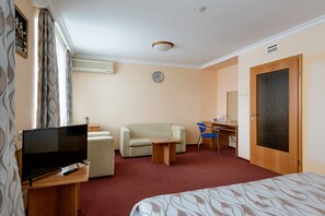 Junior Suite | In-room safe, desk, iron/ironing board, free WiFi