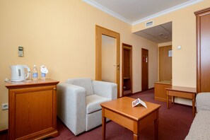 Suite | In-room safe, desk, iron/ironing board, free WiFi