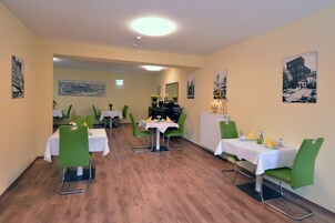 Se ofrece un desayuno bufé (13.50 EUR por persona)