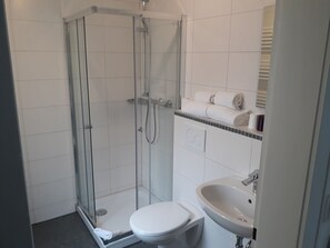 Bathroom shower - Ricks City Hotel 2 (Trier)