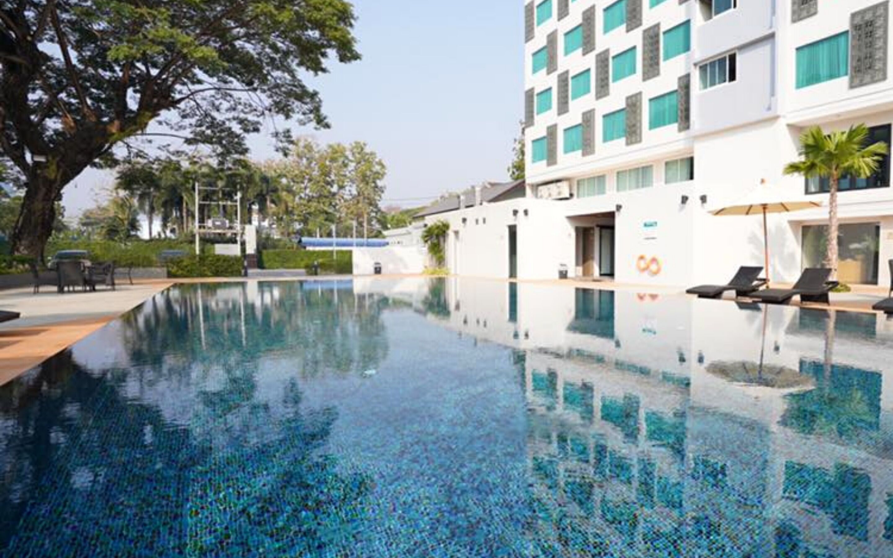 Outdoor pool, pool umbrellas, sun loungers