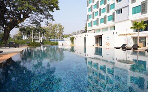 Utendørsbasseng, bassengparasoller og solsenger