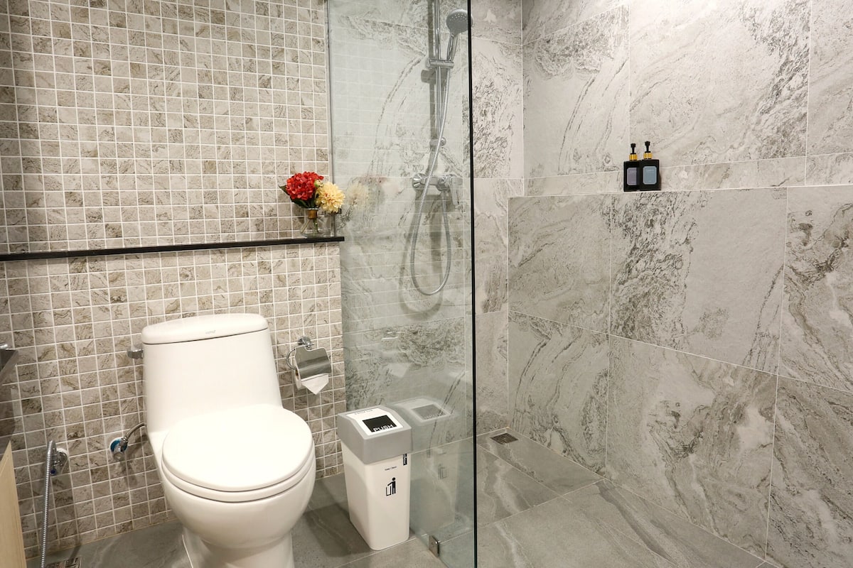 shower, rainfall showerhead, free toiletries, hair dryer