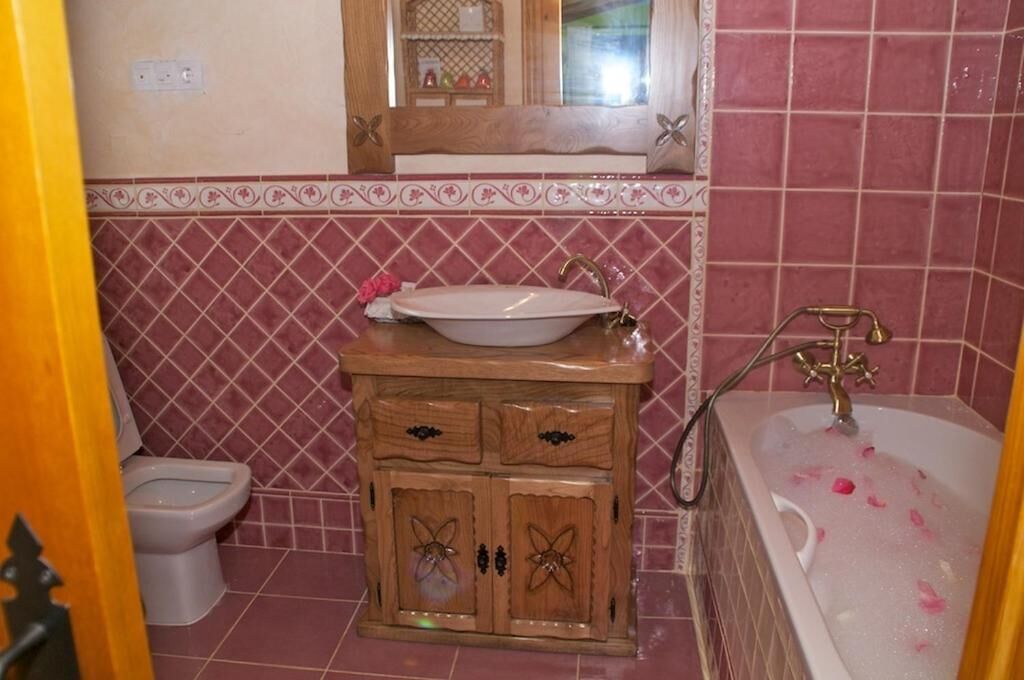Un baño con lavamanos, inodoro y bañera.