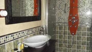 Bathtub besar dan handuk