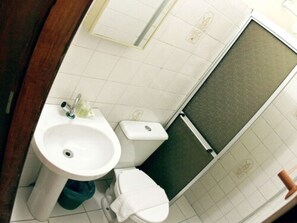 Douche, articles de toilette gratuits, sèche-cheveux