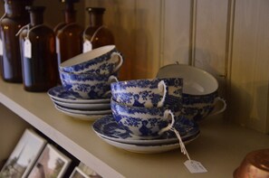 Exhibición de vajillas de té de cerámica azul y blanco con etiquetas de precio.