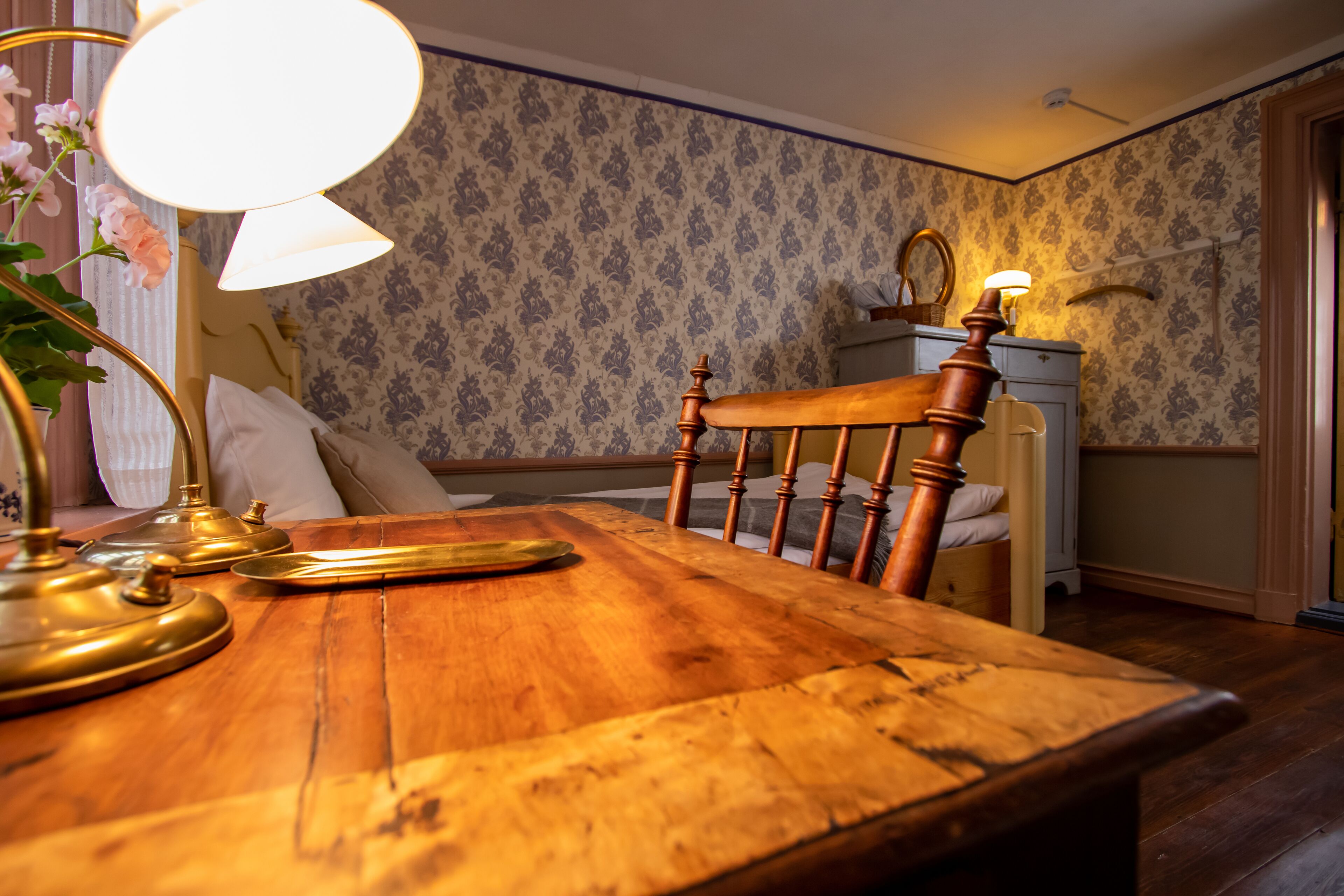 Habitación clásica con 2 camas individuales, baño compartido, planta baja | Servicio de comidas en la habitación