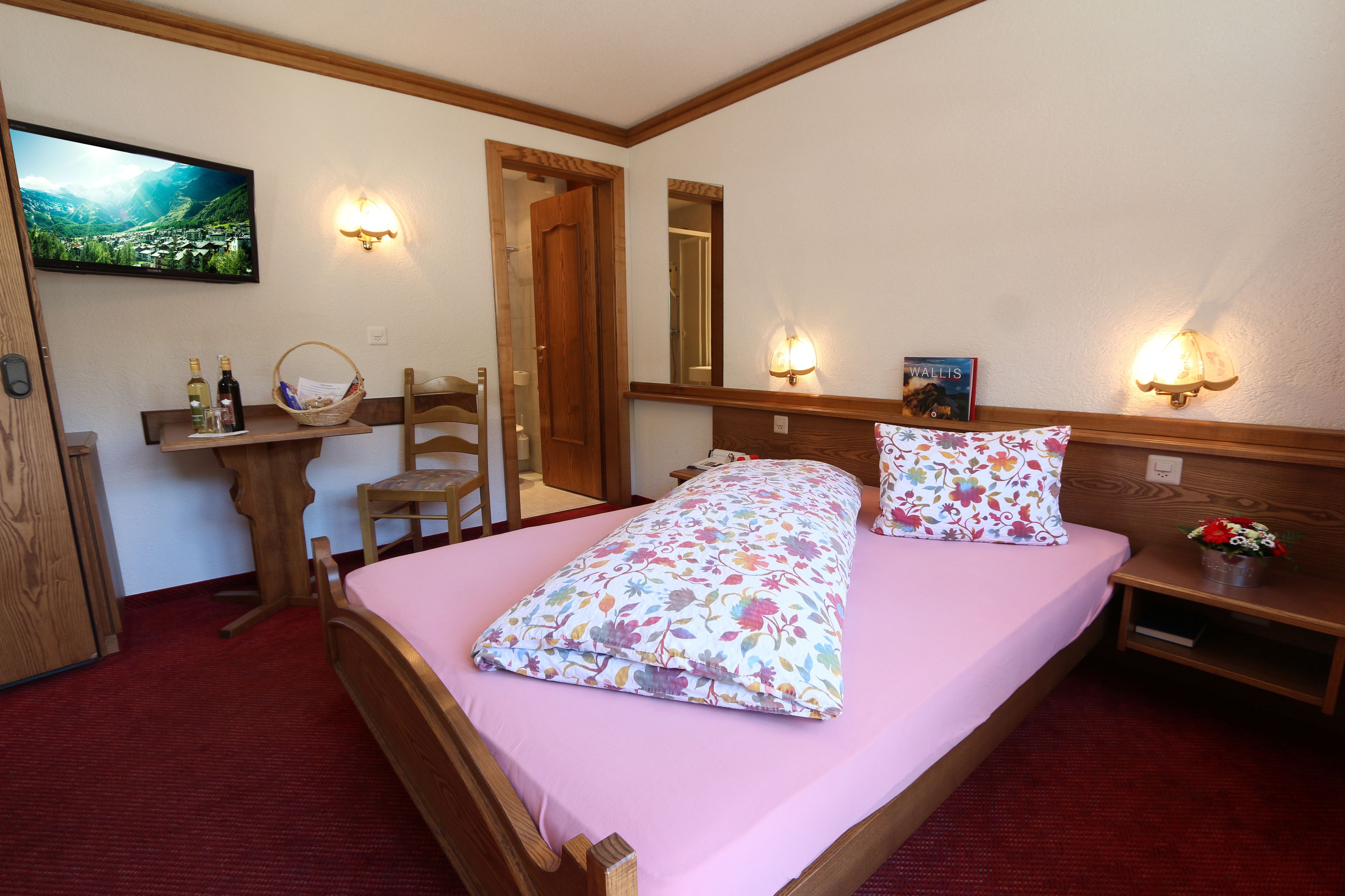 single room, balcony | minibar, desk, iron/ironing board, free wifi