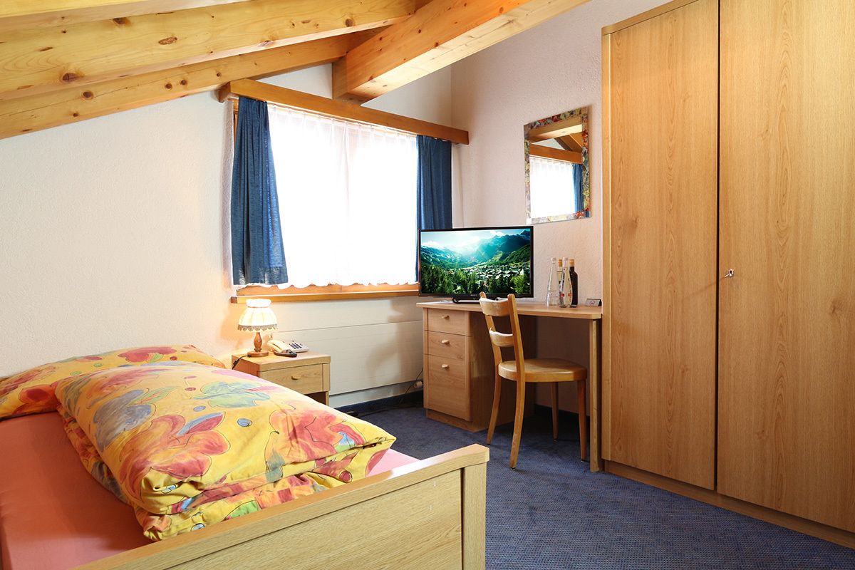 single room, balcony | minibar, desk, iron/ironing board, free wifi