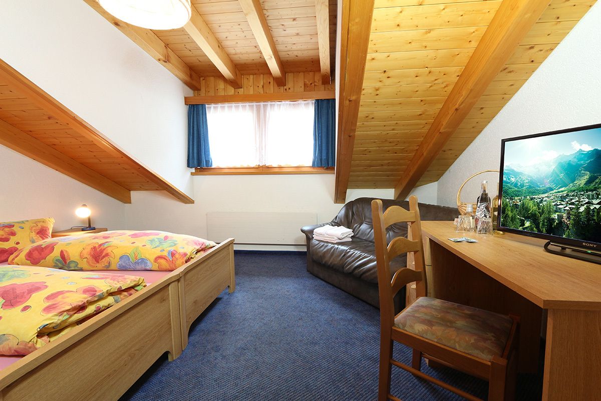 double room, shared bathroom (budget) | minibar, desk, iron/ironing board, free wifi