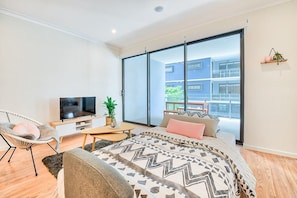 Deluxe Apartment, 2 Bedrooms | 2 bedrooms, in-room safe, iron/ironing board, free WiFi - Relaxed Brisbane Apartment for Six (West End)