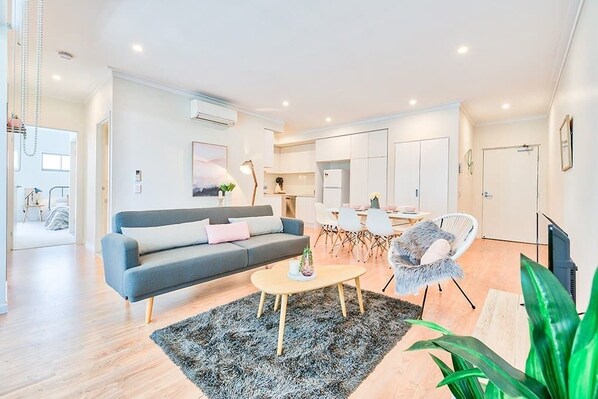 Deluxe-Apartment, 2 Schlafzimmer | Wohnzimmer | LED-Fernseher