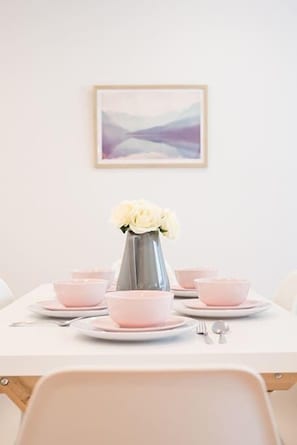 Deluxe-Apartment, 2 Schlafzimmer | Essbereich im Zimmer
