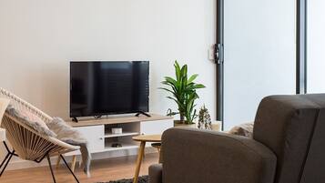 Căn hộ Deluxe, 2 phòng ngủ | Phòng khách | TV LED