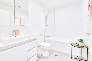 Deluxe Apartment, 2 Bedrooms | Bathroom