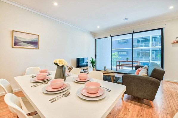 Deluxe Apartment, 2 Bedrooms | In-room dining