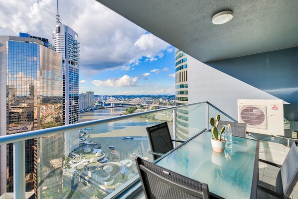 Deluxe Apartment, 2 Bedrooms | Balcony - Luxury city Pad With Pool and Parking (Brisbane)