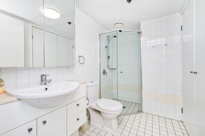 Deluxe Apartment, 2 Bedrooms | Bathroom | Shower, free toiletries, hair dryer, towels - Luxury city Pad With Pool and Parking (Brisbane)