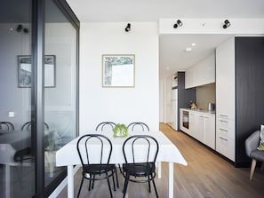 Apartamento luxo, 1 quarto | Opções para refeição no quarto
