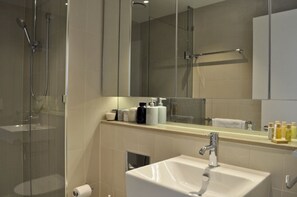 Deluxe Apartment, 2 Bedrooms | Bathroom