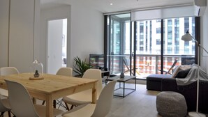 Apartamento luxo, 2 quartos | Área de estar