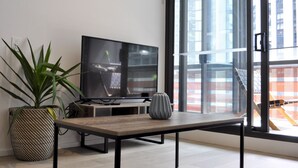 Apartamento luxo, 2 quartos | Comodidades do quarto
