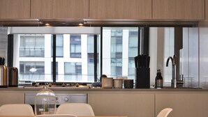 Apartamento luxo, 2 quartos | Cozinha privada