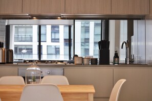 Deluxe Apartment, 2 Bedrooms | Private kitchen | Fridge, microwave, oven, stovetop - Scenic 2 Bedroom In Prime Location With Pool & Gym (Docklands)